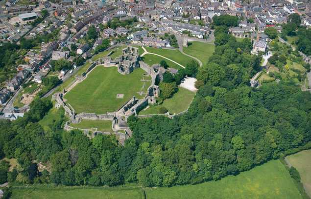 Castell Dinbych gan Cadw