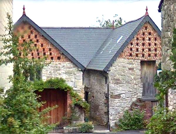 Cefn Tafarn yr Hawk and Buckle yn dangos y tyllau colomennod